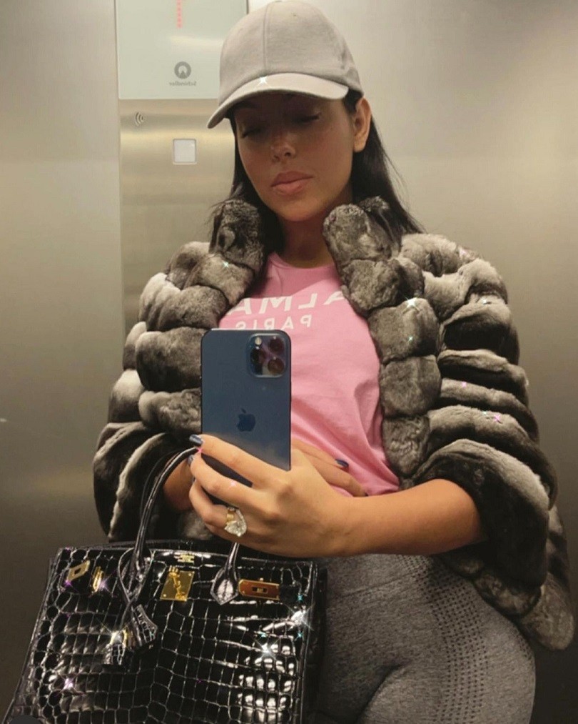 Bộ sưu tạp áo lông thú đắt giá của bạn gái Ronaldo