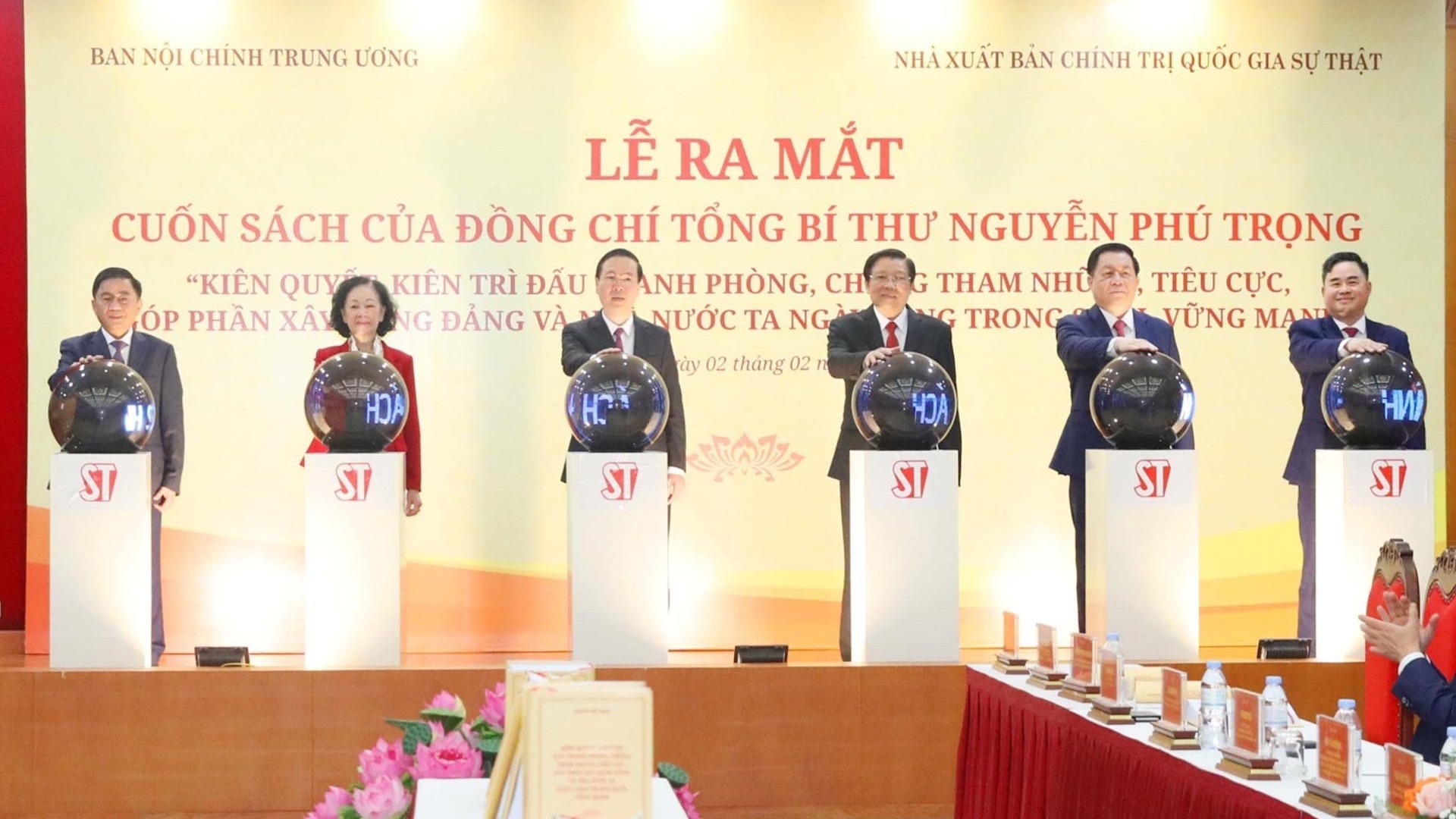 ra mat cuon sach cua tong bi thu nguyen phu trong ve phong chong tham nhung tieu cuc