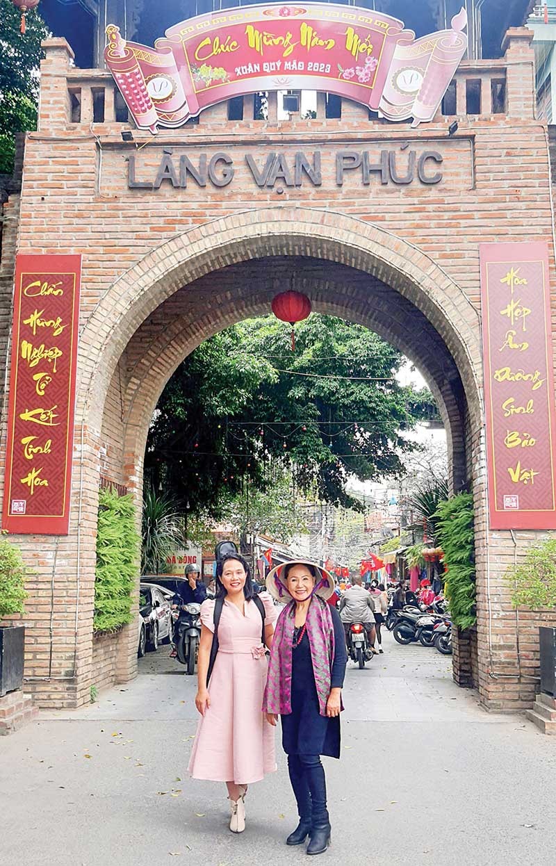 Tác giả và chị Phạm Thị Thu Sương đến Làng Lụa Hà Đông chọn mua khăn tặng các bà mẹ có công tại Trung tâm nuôi dưỡng và điều dưỡng Người có công số 2 Hà Nội. (Ảnh: Mạnh Cường)