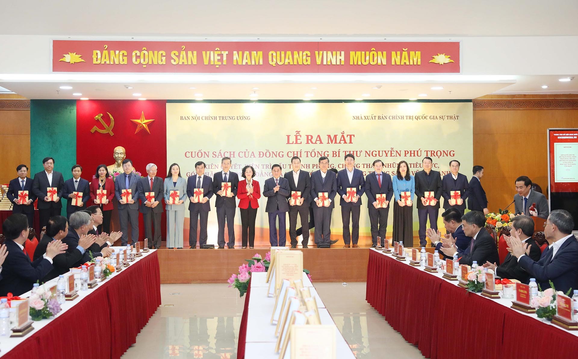 Đại điện các cơ quan bộ, ngành nhận cuốn sách tại buổi lễ. (Nguồn: TTXVN)