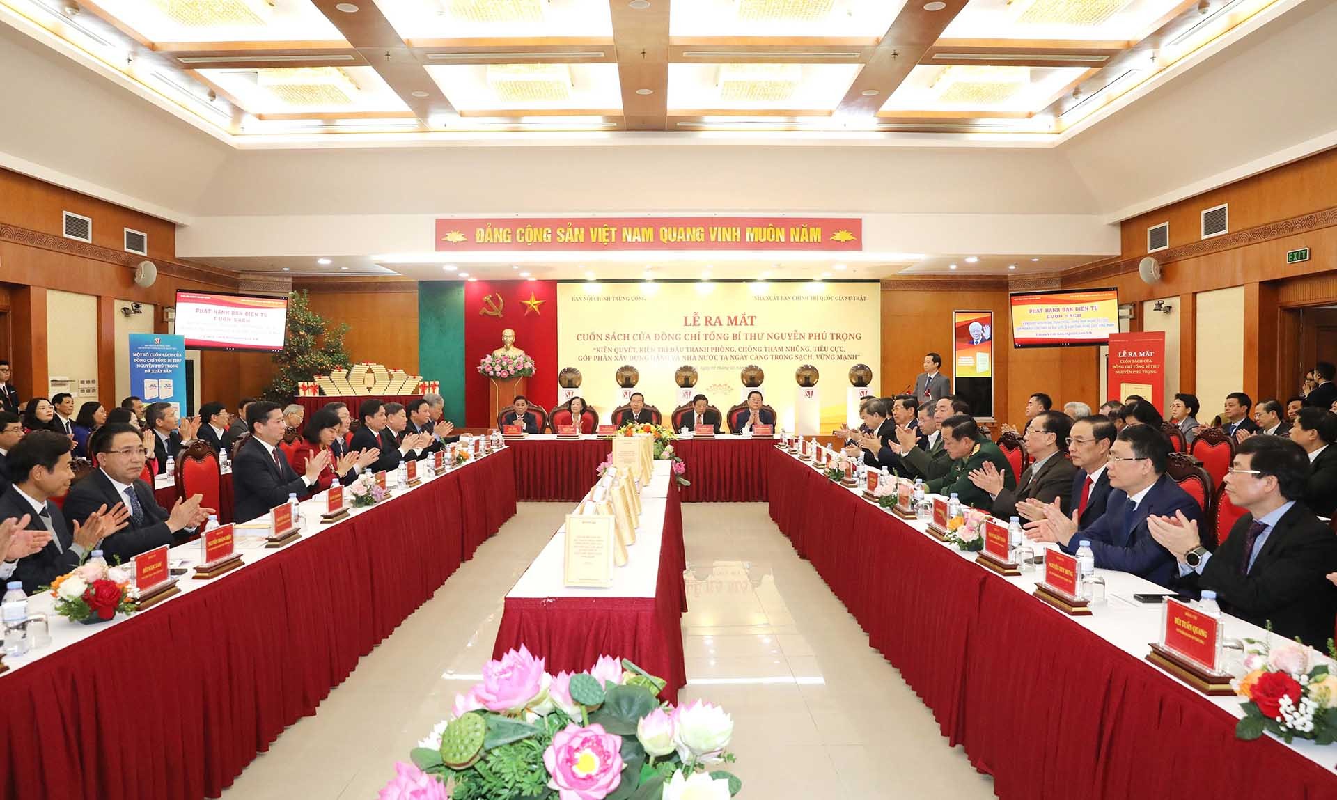 Đại biểu dự buổi lễ ra mắt cuốn sách. (Nguồn: TTXVN)