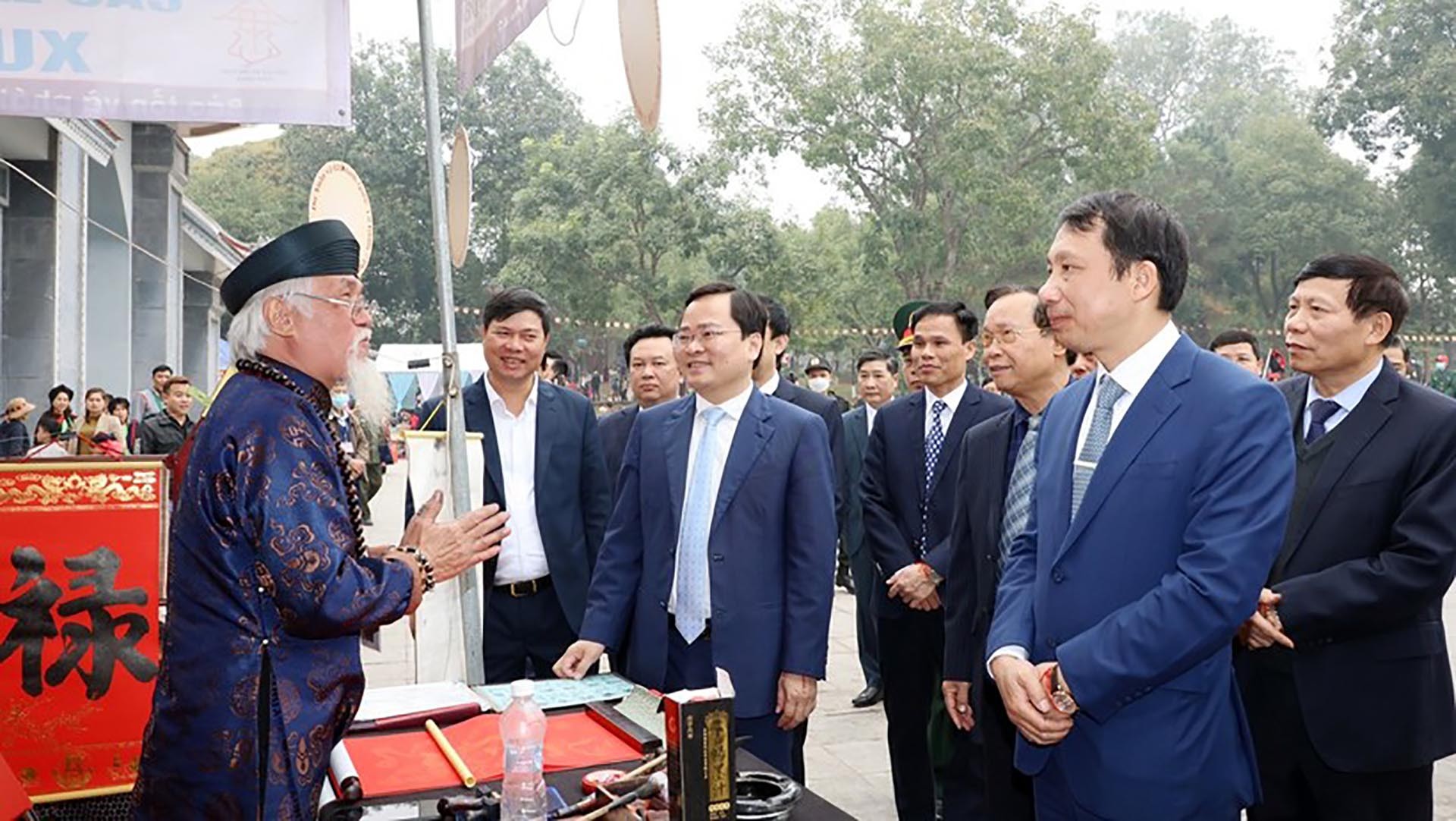 Bí thư Tỉnh ủy Bắc Ninh Nguyễn Anh Tuấn cùng các đại biểu tham quan khu vực diễn ra các hoạt động của lễ hội. (Nguồn: GD&TĐ)