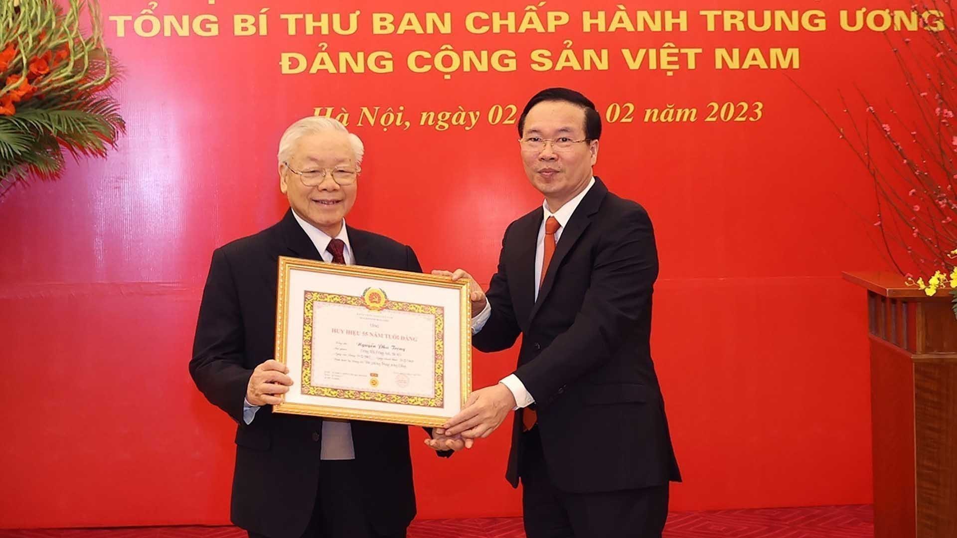 le trao huy hieu 55 nam tuoi dang tang tong bi thu nguyen phu trong