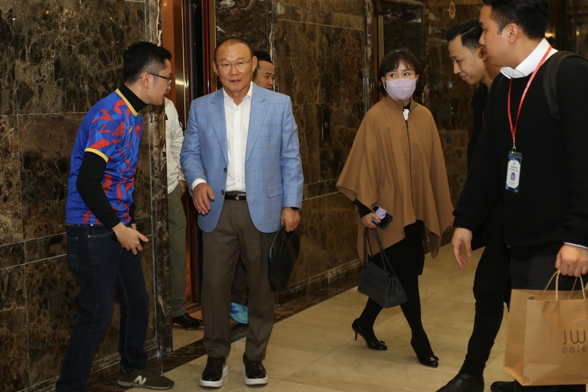 Buổi giao lưu do Công ty đại diện của HLV Park Hang Seo tổ chức tại một khách sạn ở Hà Nội. Đây là ý định của nhà cầm quân người Hàn Quốc để tri ân, tạm biệt các CĐV Việt Nam. Hợp đồng của ông Park với Liên đoàn Bóng đá Việt Nam hết hạn hôm 31/1 và ông quyết định ra đi để tìm thử thách mới. HLV Park đi cùng bà xã Choi Sang A tới sự kiện nhưng khi vừa ra khỏi thang máy, bà Choi liền giữ khoảng cách với chồng để tránh gây chú ý. Buổi giao lưu do Công ty đại diện của HLV Park Hang Seo tổ chức tại một khách sạn ở Hà Nội. Đây là ý định của nhà cầm quân người Hàn Quốc để tri ân, tạm biệt các CĐV Việt Nam. Hợp đồng của ông Park với Liên đoàn Bóng đá Việt Nam hết hạn hôm 31/1 và ông quyết định ra đi để tìm thử thách mới. HLV Park đi cùng bà xã Choi Sang A tới sự kiện nhưng khi vừa ra khỏi thang máy, bà Choi liền giữ khoảng cách với chồng để tránh gây chú ý.