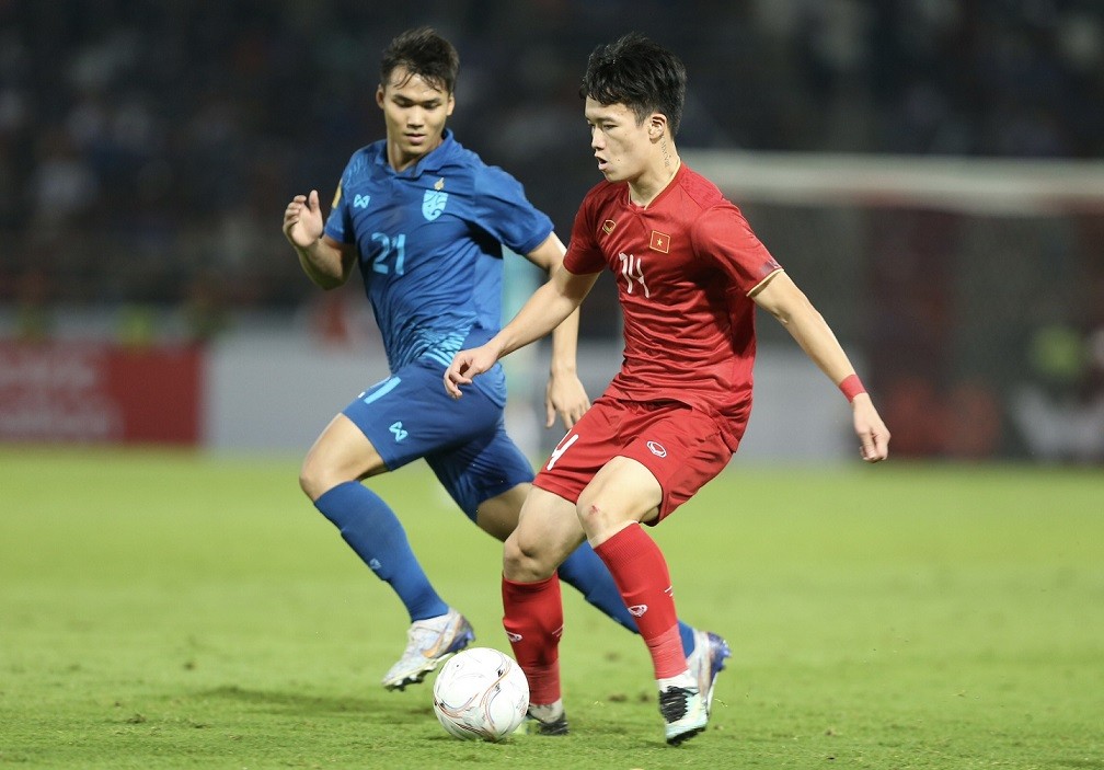 Hoàng Đức (áo đỏ) được chuyên trang chuyển nhượng Transfermarkt định giá 400.000 Euro. Tiền vệ của CLB Viettel thậm chí có giá trị chuyển nhượng cao hơn tất cả các ngoại binh đang thi đấu tại Việt Nam.