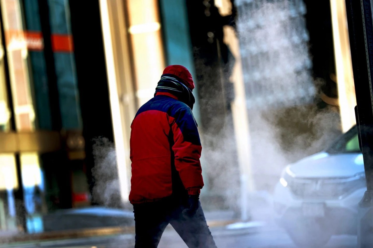 (02.04) Người dân tại thành phố Boston, bang Massachussetts đang phải hứng chịu thời tiết lạnh kỷ lục. (Nguồn: The Boston Globe)
