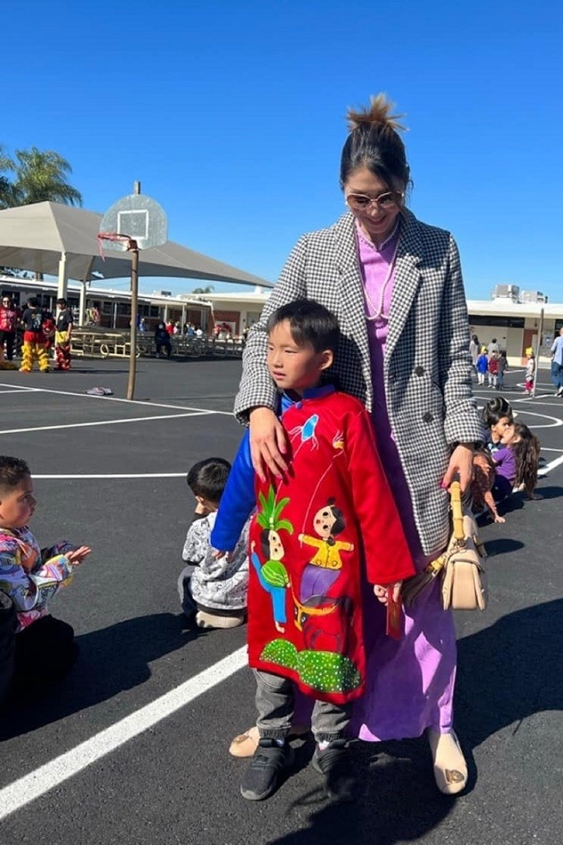 Người mẫu Ngọc Quyên cùng con trai mặc áo dài dạo phố ở Mỹ.