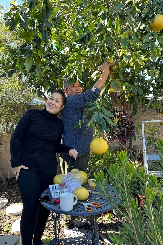 NSND Hồng Vân cùng ông xã - nghệ sĩ Lê Tuấn Anh - thăm vườn nhà của nghệ sĩ Hồng Đào ở Mỹ. (Nguồn: Facebook)