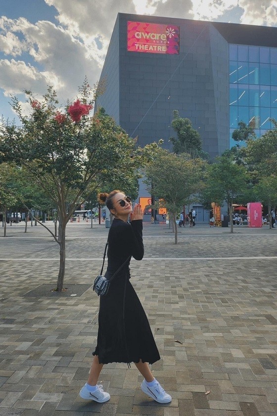 Siêu mẫu Thanh Hằng dạo chơi ở Sydney, Australia.