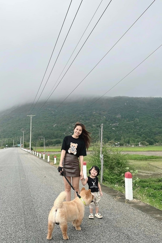 Sao Việt: Thu Trang-Tiến Luật tình tứ, siêu mẫu Thanh Hằng dạo chơi ở Australia, Văn Mai Hương 'khai gậy' golf đầu năm