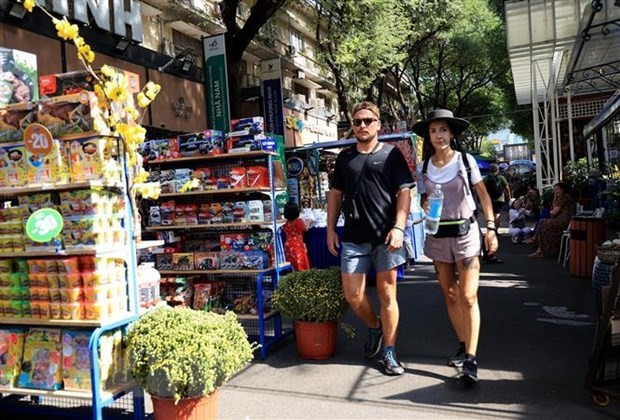 Khách quốc tế tham quan Đường sách Thành phố Hồ Chí Minh dịp Tết Nguyên đán Quý Mão 2023. (Ảnh: TTXVN) Khách quốc tế tham quan Đường sách Thành phố Hồ Chí Minh dịp Tết Nguyên đán Quý Mão 2023. (Ảnh: TTXVN)