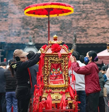 Chuẩn bị kiệu cho nghi lễ rước Kiệu ấn, sẽ diễn ra từ 22h40 đến 23h10. (Nguồn: TTXVN) Chuẩn bị kiệu cho nghi lễ rước Kiệu ấn, sẽ diễn ra từ 22h40 đến 23h10. (Nguồn: TTXVN)