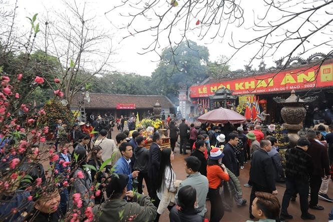 Ngay từ sáng 4/2, trước Lễ khai ấn đền Trần xuân Quý Mão năm 2023 đã có rất đông người dân địa phương và du khách đã đến đền Trần để dâng hương, dâng lễ. (Nguồn: TTXVN) Ngay từ sáng 4/2, trước Lễ khai ấn đền Trần xuân Quý Mão năm 2023 đã có rất đông người dân địa phương và du khách đã đến đền Trần để dâng hương, dâng lễ. (Nguồn: TTXVN)