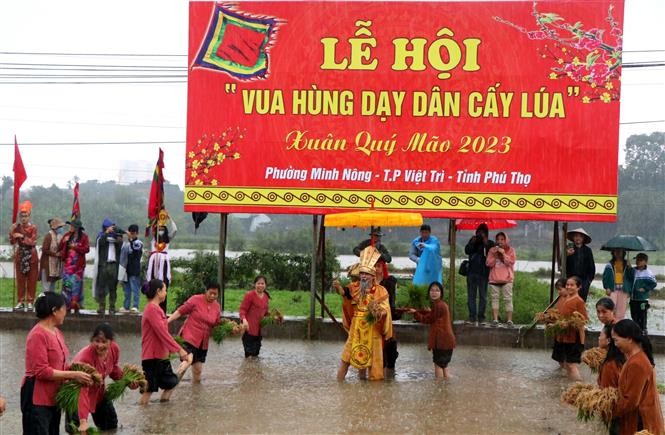 Tái hiện sinh động hình ảnh Vua Hùng dạy dân cấy lúa. (Nguồn: TTXVN) Tái hiện sinh động hình ảnh Vua Hùng dạy dân cấy lúa. (Nguồn: TTXVN)
