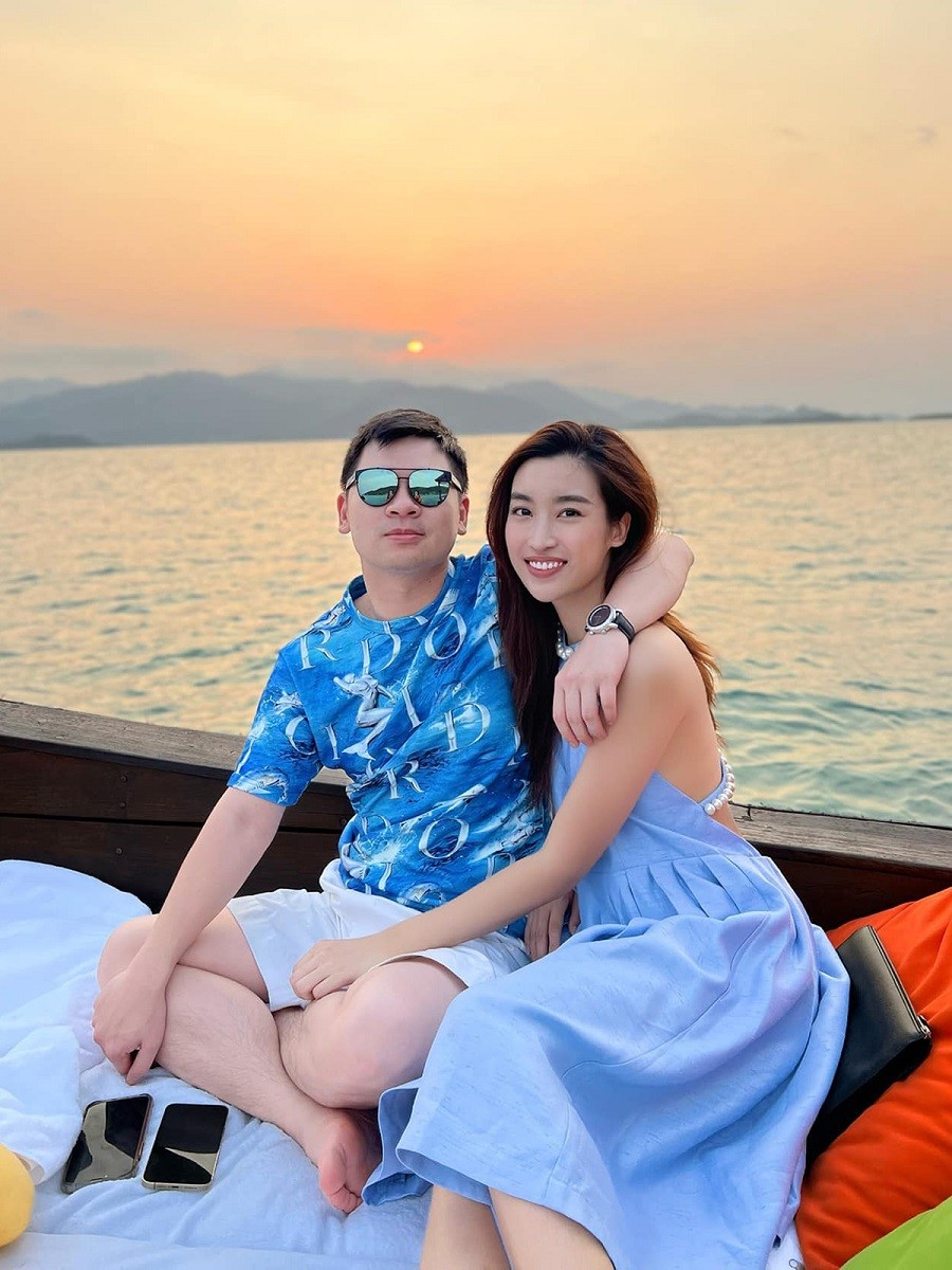 Đăng ảnh đi nghỉ dưỡng ở Phú Quốc, vợ chồng Đỗ Mỹ Linh diện trang phục ton-sur-ton. Trong khi hoa hậu sinh năm 1996 diện đầm suông rộng, Đỗ Vinh Quang mặc áo phông nằm trong bộ sưu tập giới hạn của Dior.