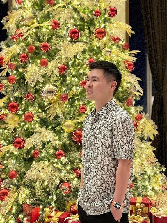 Thời trang hàng hiệu đi du lịch của chồng Hoa hậu Đỗ Mỹ Linh