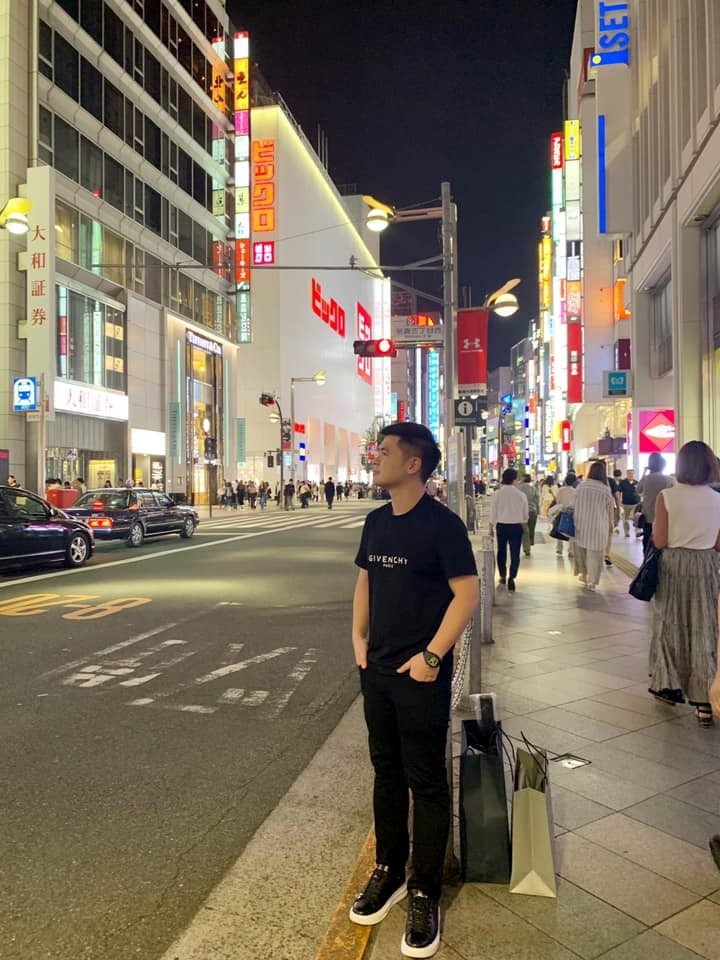 Thời trang hàng hiệu đi du lịch của chồng Hoa hậu Đỗ Mỹ Linh