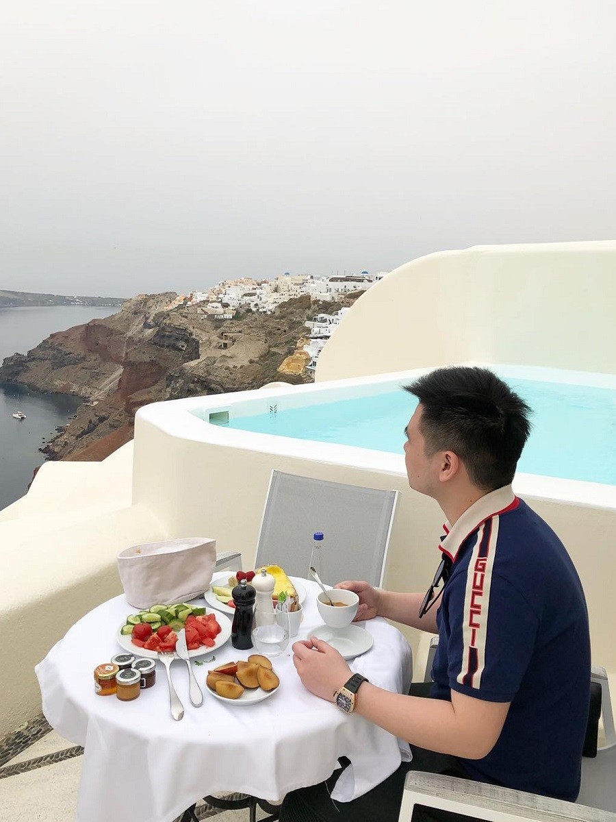 Thời trang hàng hiệu đi du lịch của chồng Hoa hậu Đỗ Mỹ Linh