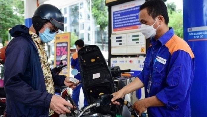 gia xang dau hom nay 1010 the gioi leo doc nhe xang trong nuoc nhieu kha nang se tang trong chieu nay