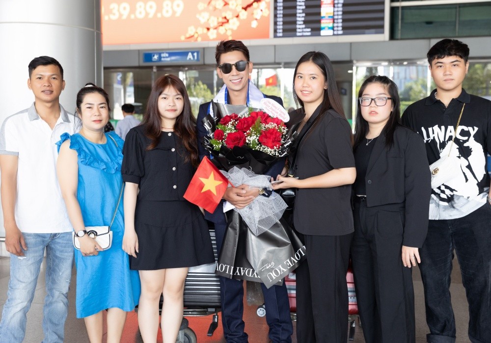 Á vương Du lịch Thế giới 2022 Phùng Phước Thịnh xúc động ngày trở về Á vương Du lịch Thế giới 2022 Phùng Phước Thịnh xúc động ngày trở về