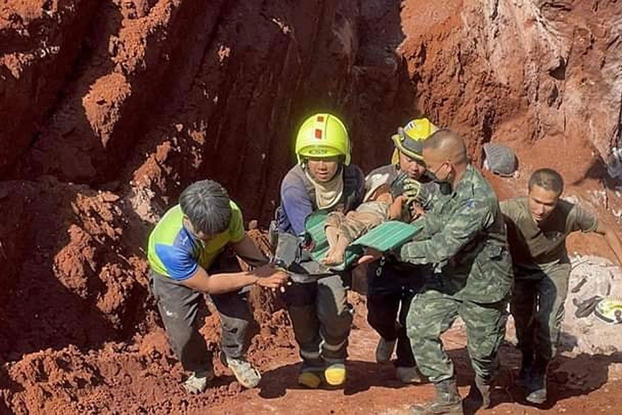 Lực lượng cứu hộ Thái Lan giải cứu thành công bé gái gần 2 tuổi rơi xuống giếng sâu Lực lượng cứu hộ Thái Lan giải cứu thành công bé gái gần 2 tuổi rơi xuống giếng sâu