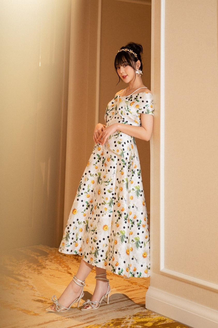 Thời trang thanh lịch của diễn viên Quỳnh Kool phim Đừng làm mẹ cáu