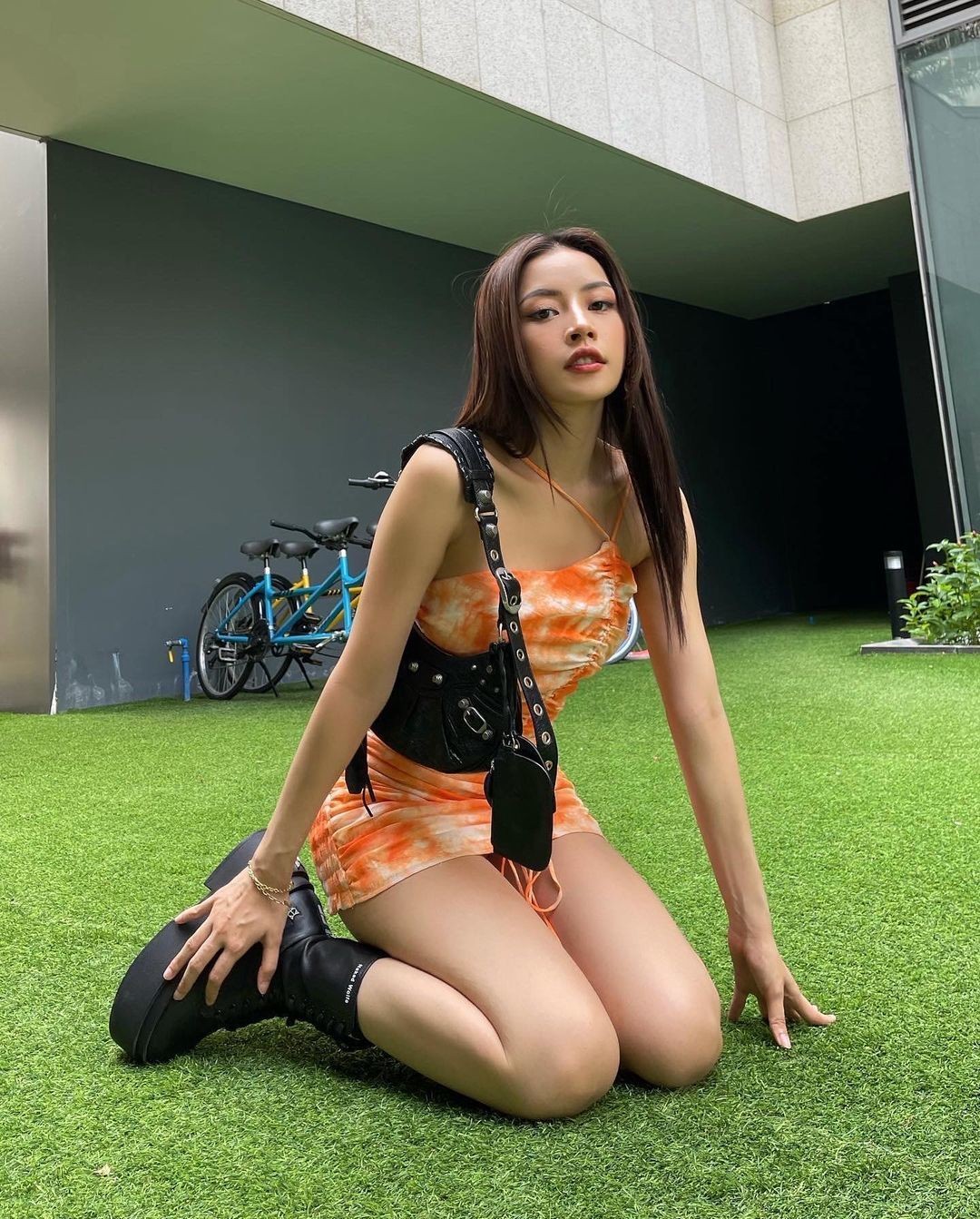 Sau khi được hàng loạt fashionista như Kendall Jenner, Bella Hadid lăng xê, chiếc túi chinh phục nhiều mỹ nhân Việt. Trong đó, phiên bản màu đen như Chi Pu đang dùng được các sao ưa chuộng hơn cả.