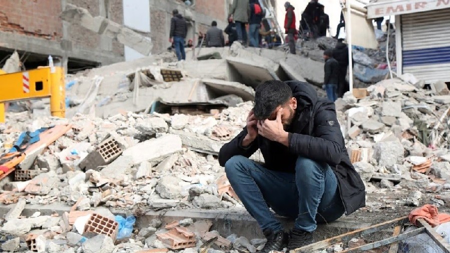 dong dat o tho nhi ky va syria hon 16000 nguoi tu vong nhung nguoi song sot cung cam thay don doc