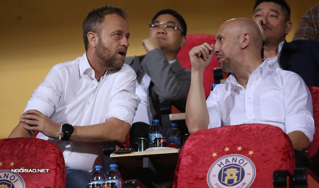 -League 2023: Những hình ảnh của HLV Mano Polking trên sân Hàng Đẫy