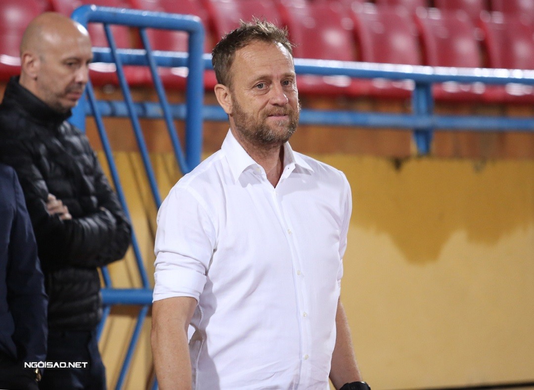 -League 2023: Những hình ảnh của HLV Mano Polking trên sân Hàng Đẫy