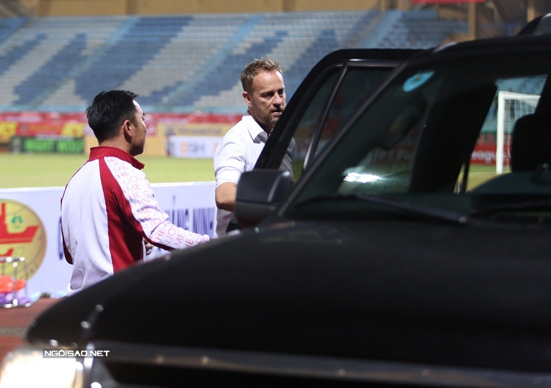 -League 2023: Những hình ảnh của HLV Mano Polking trên sân Hàng Đẫy