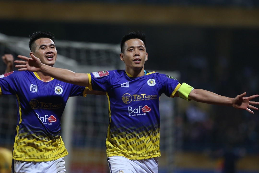 -League 2023: Những hình ảnh của HLV Mano Polking trên sân Hàng Đẫy