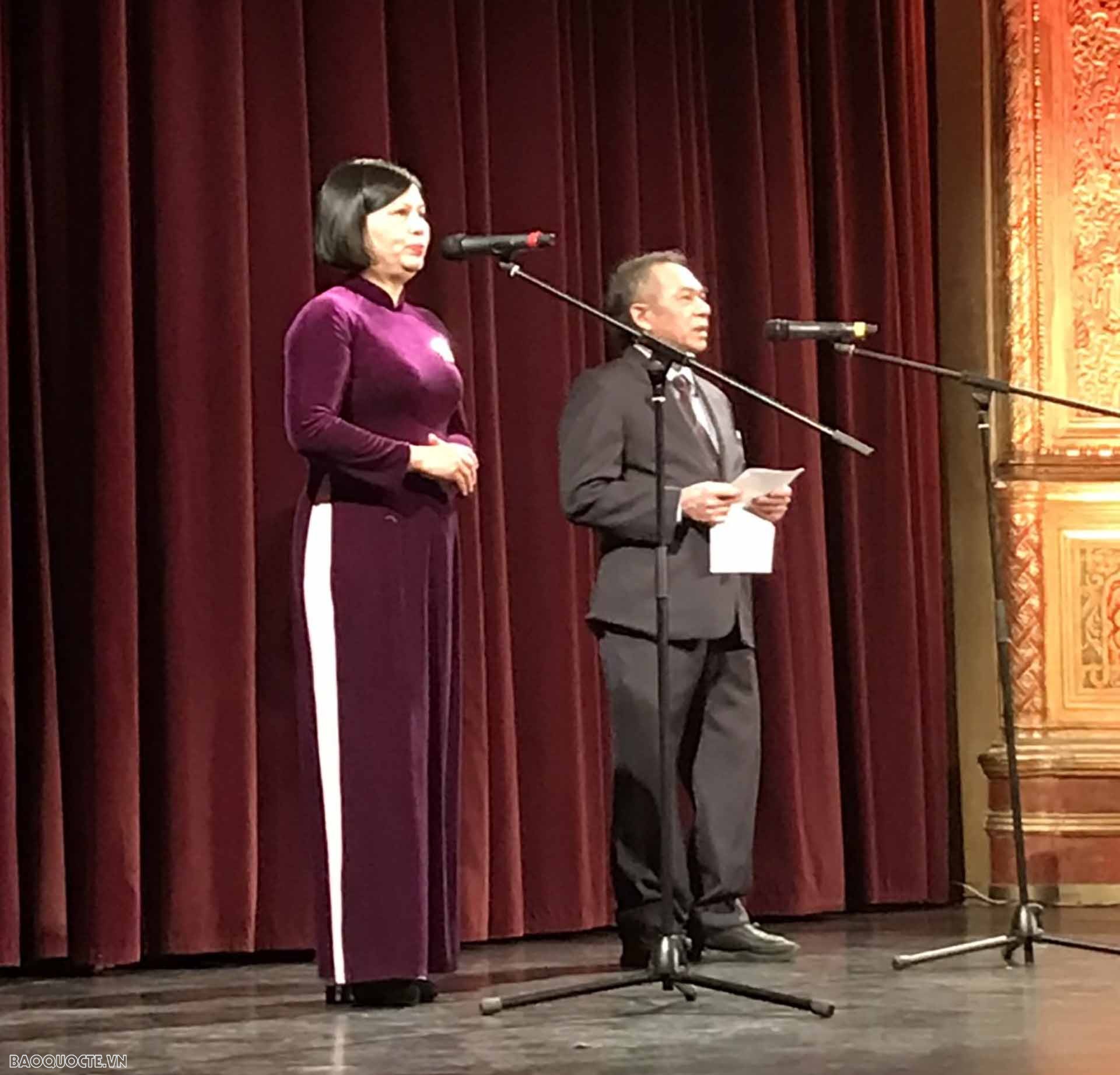 Đại sứ Việt Nam tại Hungary Nguyễn Thị Bích Thảo phát biểu.