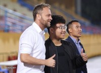 V-League 2023: Những hình ảnh của HLV Mano Polking trên sân Hàng Đẫy