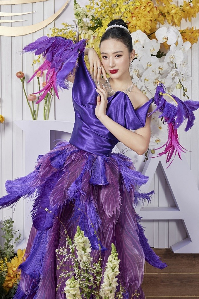  Angela Phương Trinh tham dự một sự kiện tại TP.HCM trong chiếc váy màu tím đính kết lông vũ nổi bật.
