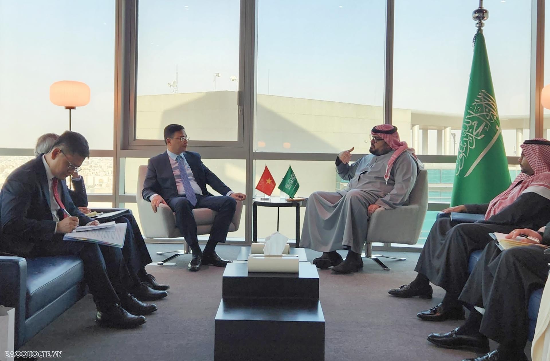 Thứ trưởng Phạm Quang Hiệu chào Bộ trưởng Bộ Kinh tế và Kế hoạch Saudi Arabia Faisal bin Fadel Al-Ibrahim.