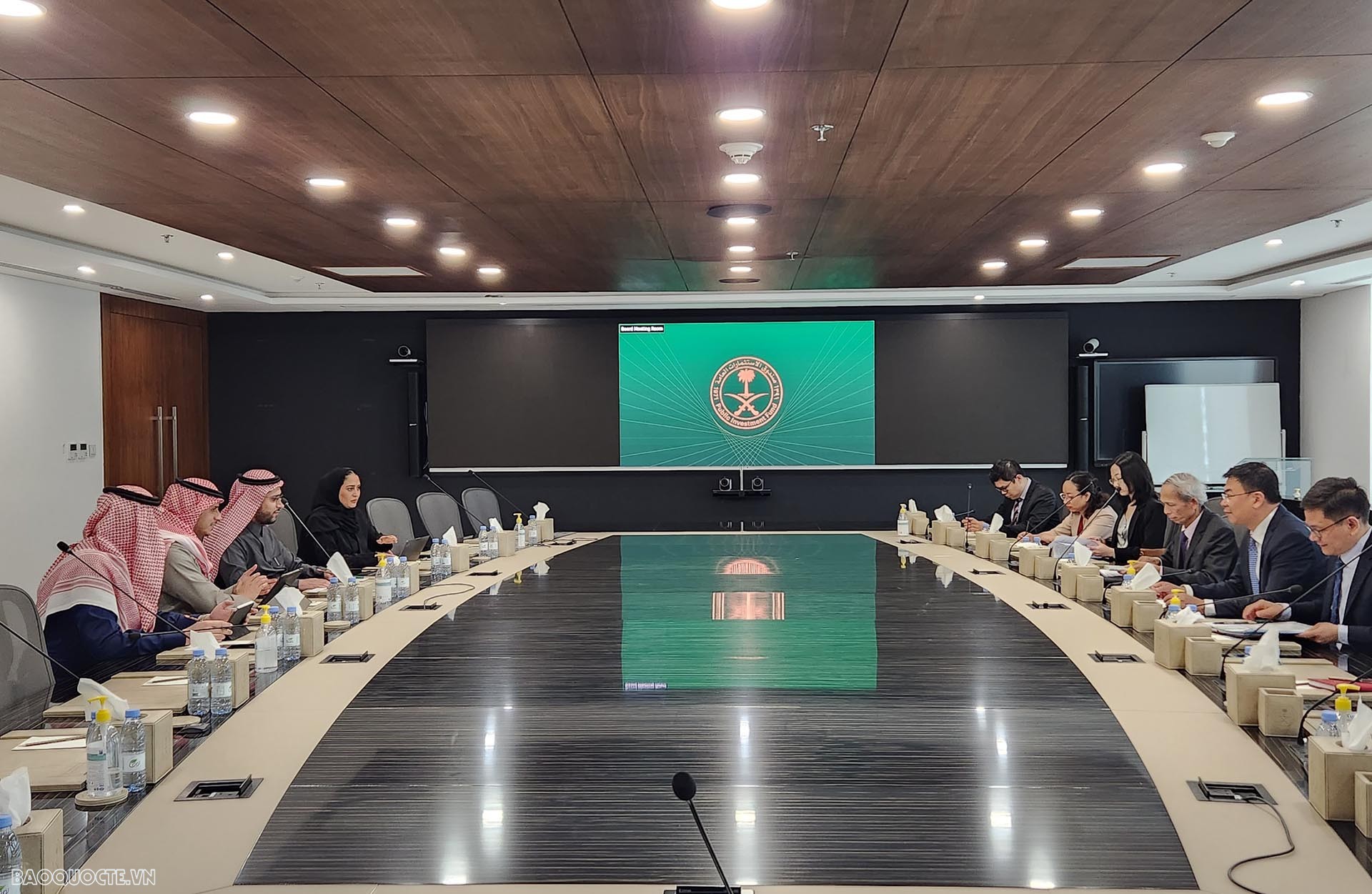 Thứ trưởng Phạm Quang Hiệu làm việc với Tổng thư ký Hội đồng quản trị Quỹ Đầu tư Công Saad Alkroud.