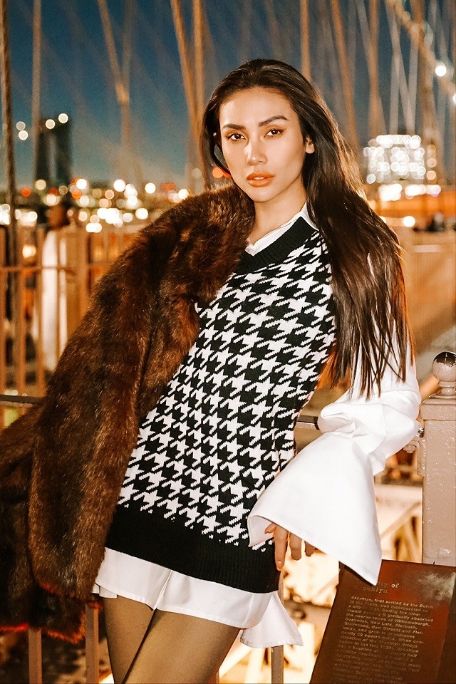 Siêu mẫu Võ Hoàng Yến cho biết cô đang có chuyến du lịch ngắn ngày tại New York cùng bạn thân. Thay vì vẻ giản dị khi ở California, cô lên đồ sành điệu mỗi lần xuống phố và ghi lại khoảnh khắc đáng nhớ tại những địa điểm du lịch nổi tiếng của thành phố. Siêu mẫu Võ Hoàng Yến cho biết cô đang có chuyến du lịch ngắn ngày tại New York cùng bạn thân. Thay vì vẻ giản dị khi ở California, cô lên đồ sành điệu mỗi lần xuống phố và ghi lại khoảnh khắc đáng nhớ tại những địa điểm du lịch nổi tiếng của thành phố.