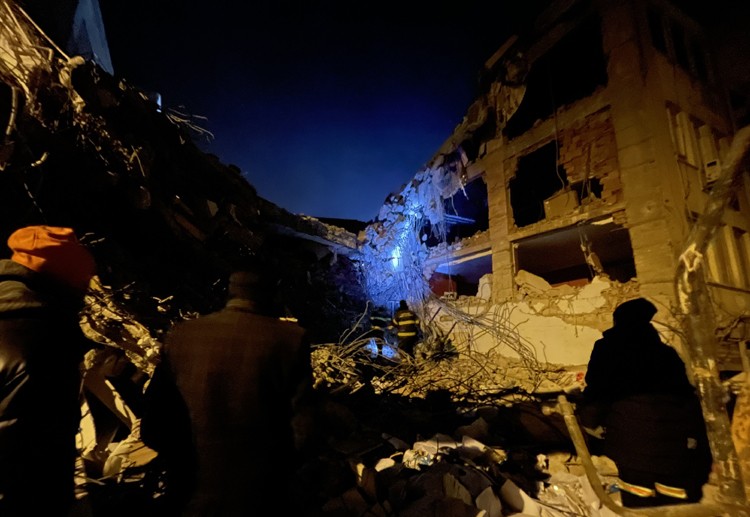 Sau khi đến thành phố Adiyaman (Thổ Nhĩ Kỳ), đoàn công tác của Bộ Công an Việt Nam được phân công cứu nạn cứu hộ tại một đống đổ nát có 15 người bị vùi lấp trong điều kiện thời tiết -6 độ C.