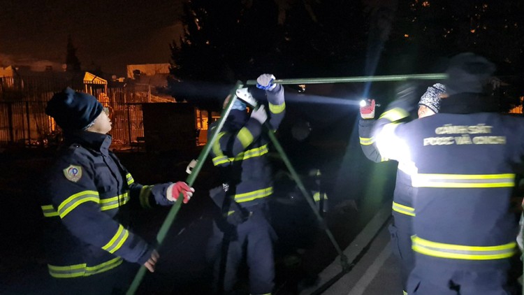 Đoàn công tác dựng trại.