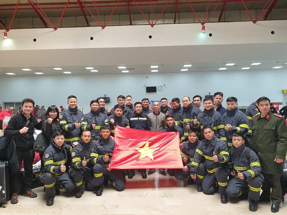 (02.11) Đại sứ Đỗ Sơn Hải (giữa, áo xám) chụp ảnh cùng đoàn cứu hộ, cứu nạn của Bộ Công an tại Thổ Nhĩ Kỳ. (Nguồn: Đại sứ quán Việt Nam tại Thổ Nhĩ Kỳ)