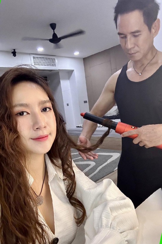 Lý Hải giúp bà xã uốn tóc, xem như tặng quà Valentine sớm. Minh Hà tiết lộ, quà cô tặng chồng là một chiếc máy hút bụi đời mới, khiến ông xã 'không biết nên vui hay buồn'. Lý Hải giúp bà xã uốn tóc, xem như tặng quà Valentine sớm. Minh Hà tiết lộ, quà cô tặng chồng là một chiếc máy hút bụi đời mới, khiến ông xã 'không biết nên vui hay buồn'.