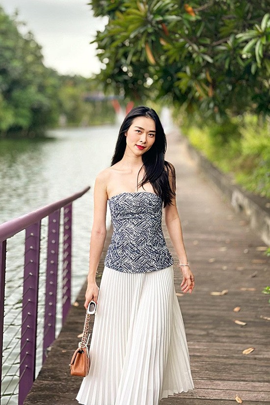 Diệp Bảo Ngọc diện mốt cúp ngực, tôn hình thể mảnh mai, gợi cảm khi dạo chơi, tận hưởng cảm giác thảnh thơi trong chuyến nghỉ dưỡng. Diệp Bảo Ngọc diện mốt cúp ngực, tôn hình thể mảnh mai, gợi cảm khi dạo chơi, tận hưởng cảm giác thảnh thơi trong chuyến nghỉ dưỡng.