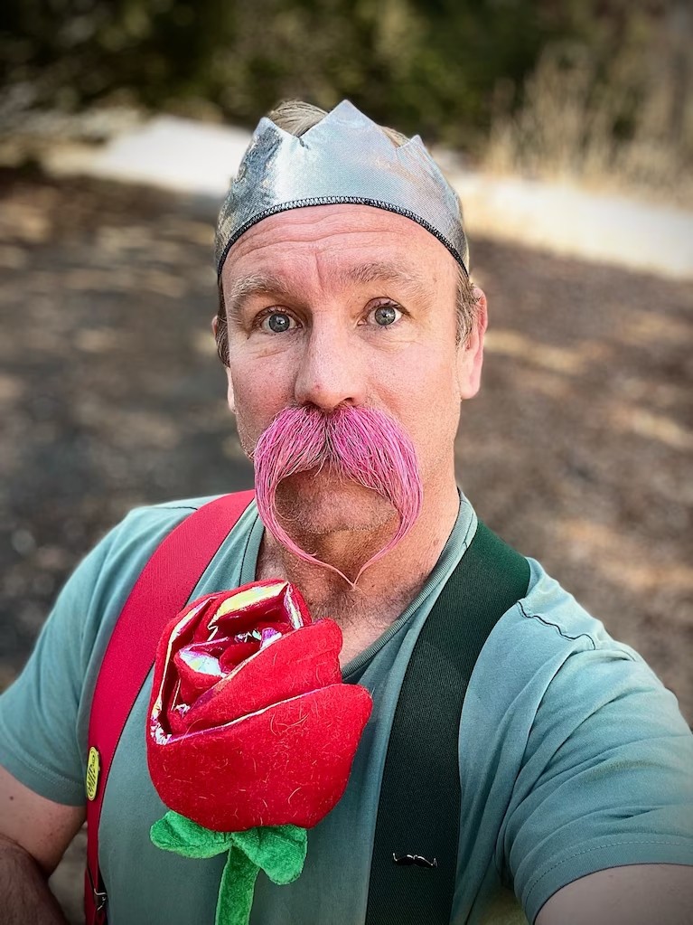 Cách người có bộ ria mép đẹp nhất nước Mỹ đón Valentine