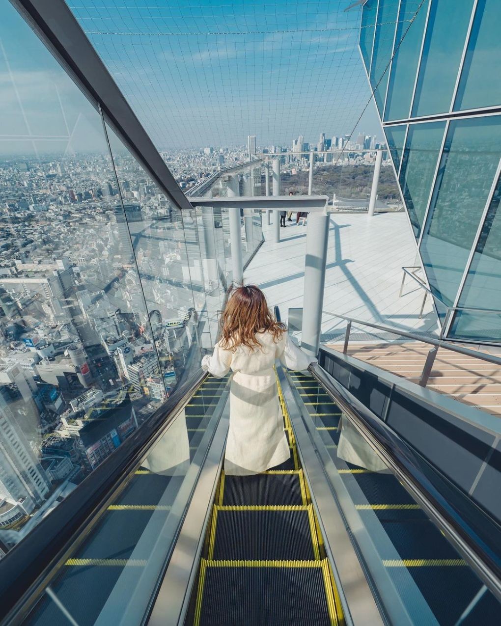 Hệ thống thang cuốn cũng là tọa độ được nhiều người trẻ check in. Cầu thang được đặt sát cửa kính, lộ thiên hoàn toàn, khiến du khách có cảm giác như đang đi trên 'nấc thang lên thiên đường'. Để đảm bảo an toàn, phía trên đài quan sát được giăng một lớp lưới bảo vệ. (Nguồn: Instagram kouyou jp)