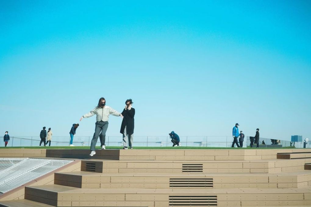 Trên đỉnh tòa tháp là cả một khu vực rộng lớn với không gian yên tĩnh, thoáng đãng, không có lưới chắn, để du khách ngồi nghỉ ngơi, thư giãn, ngắm mây trời. Ảnh: Instagram kouyou jp