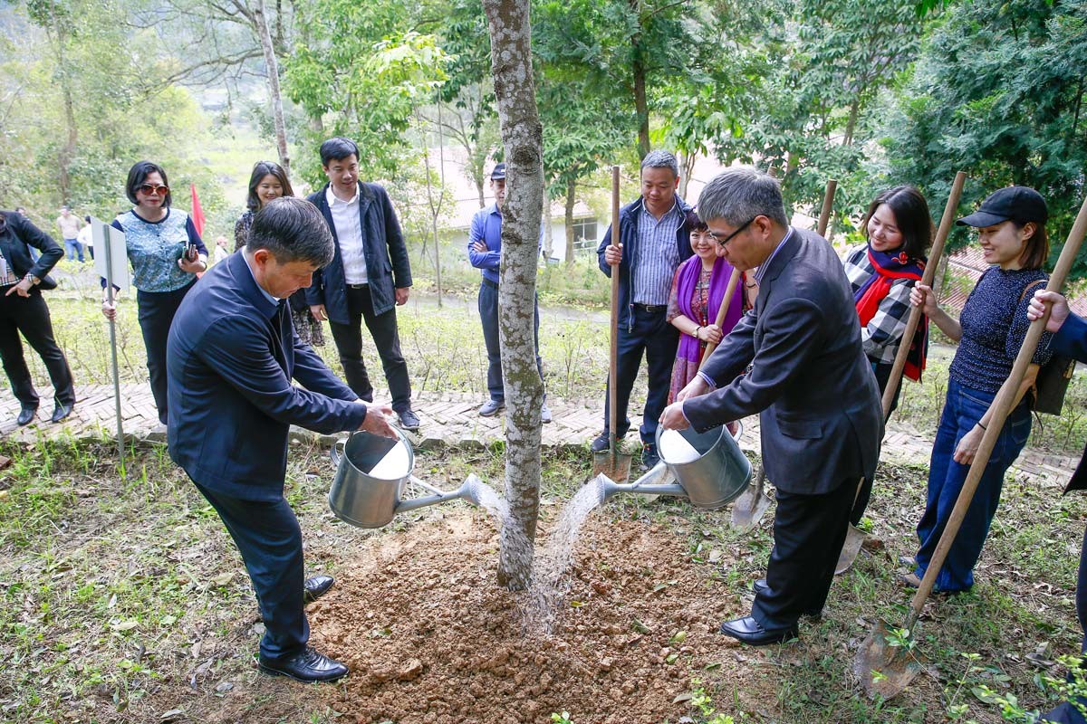 Hoạt động học tập thực tế theo tinh thần Chỉ thị số 05-CT/TW “Về đẩy mạnh học tập và làm theo tư tưởng đạo đức phong cách Hồ Chí Minh” tại Cao Bằng nh