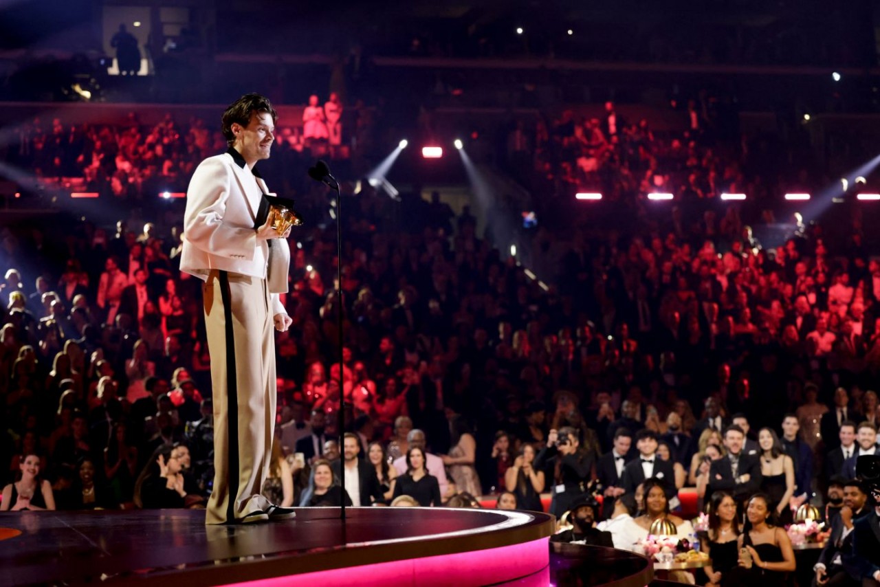 Ảnh ấn tượng tuần (6 12/2): Ông Putin vẫy tay tạm biệt đầy 'mỉa mai' công ty rời Nga, quân Ukraine bắn pháo tối tân của Đức, nước mắt ở Thổ Nhĩ Kỳ và