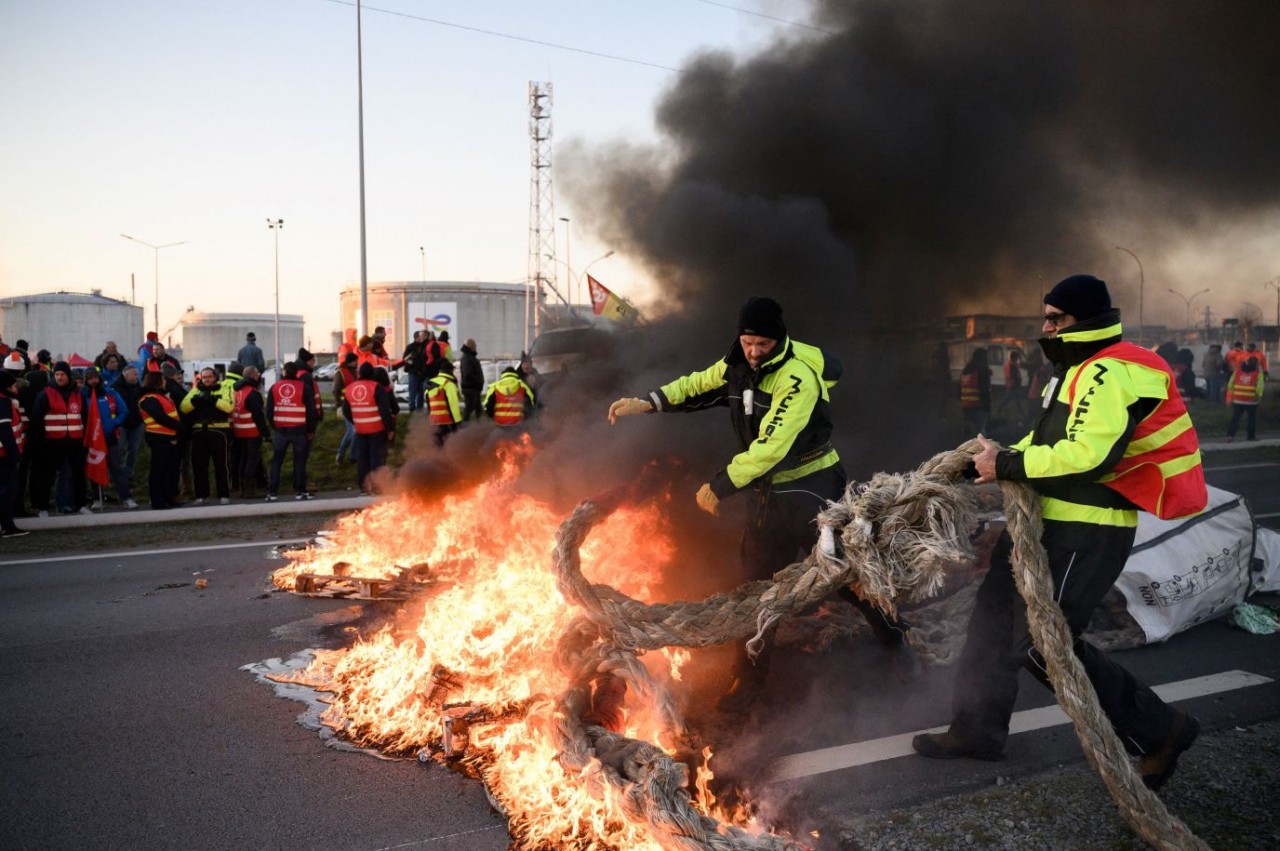 Ảnh ấn tượng tuần (6-12/2): Ông Putin vẫy tay tạm biệt đầy 'mỉa mai' công ty rời Nga, quân Ukraine bắn pháo tối tân của Đức, nước mắt ở Thổ Nhĩ Kỳ và
