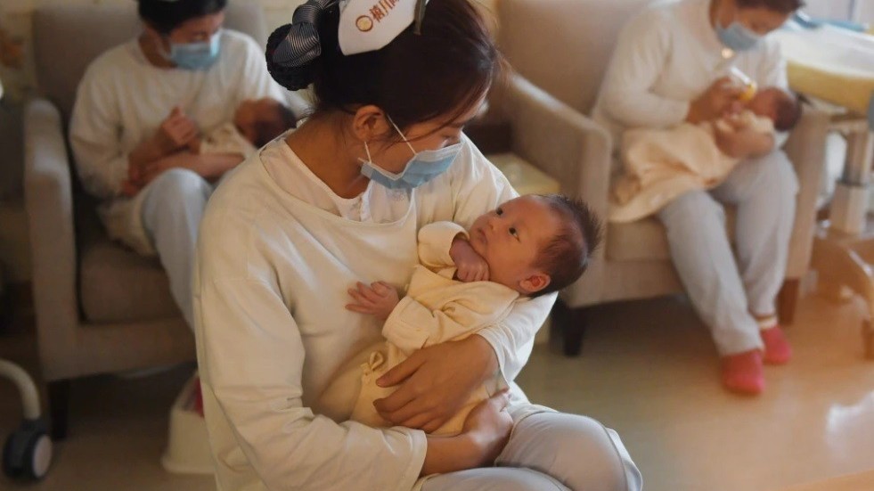 khung hoang nhan khau hoc la cu danh manh vao nen kinh te trung quoc